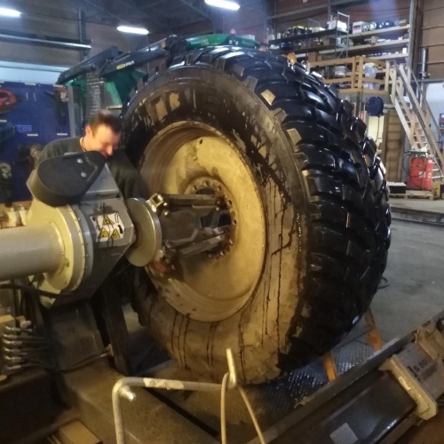 Dækskifte på lastbildæk udført på værksted – professionel dækservice fra LK Service