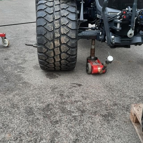 Montering af traktorhjul – professionel dækservice fra LK Service