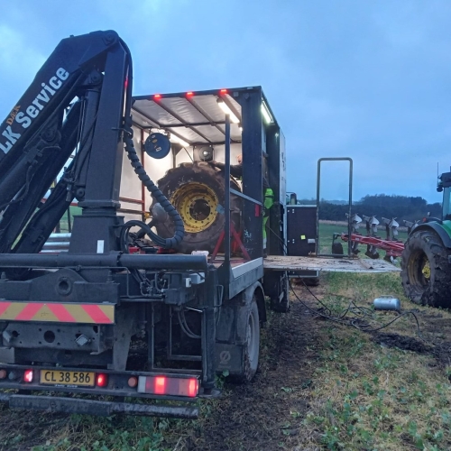 Mobil dækservice og dækskifte på mark for traktor