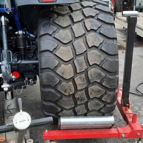 Dækskift og dækservice på traktor – LK Service rykker ud