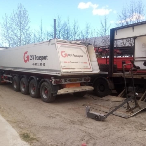 Dækskifte på lastbil fra DSV Transport – mobil service og vedligehold til godstransport