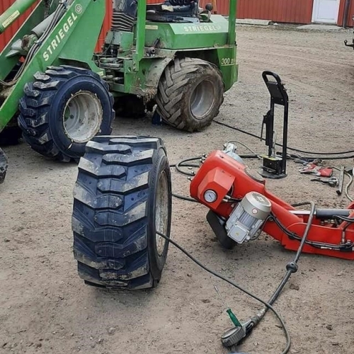 Dækskifte på gummiged med specialudstyr