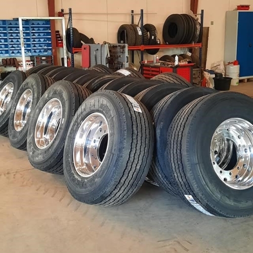 Dækskifte og service af lastbiler – nye dæk hos LK Service