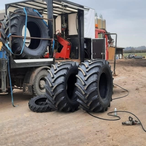 Mobilt dækskifte af traktor- eller entreprenørdæk udført af LK Service