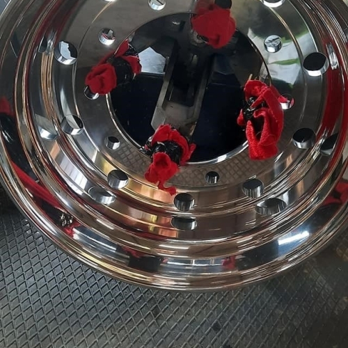 Forberedelse til dækskifte på lastbilfælg i værksted