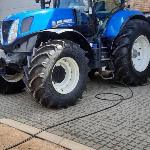 Dækskifte og service af traktor hos kunde – LK Service