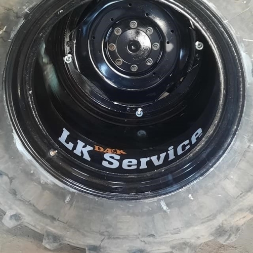 Traktordæk med LK Service logo – dækskifte og værkstedsarbejde