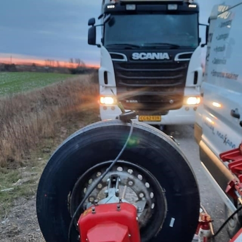 Mobilt dækskifte på landevej – LK Service udfører dækudskiftning for lastbiler