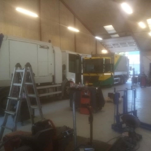 Reparation og dæk service af lastbiler i værksted