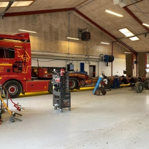 Lastbil på værksted hos LK Service