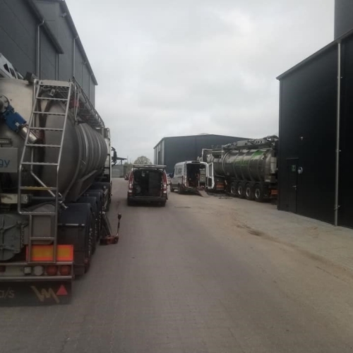 Reparation af lastbil på industrivej