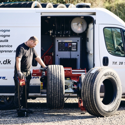 Mobilt værksted fra L-K Service udfører dækskifte og service på lastbil direkte hos kunden.