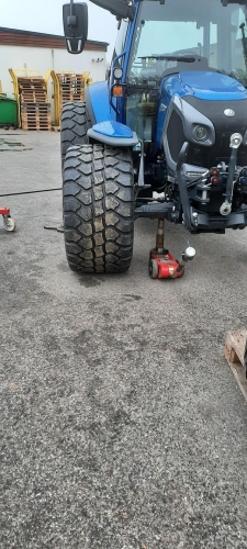 Dækservice til lastbiler dækskifte montering af traktorhjul
